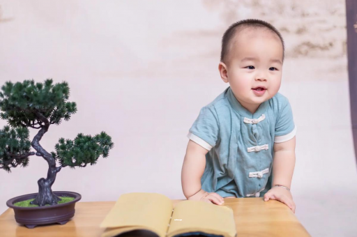 深圳宝宝抓耳朵是什么原因